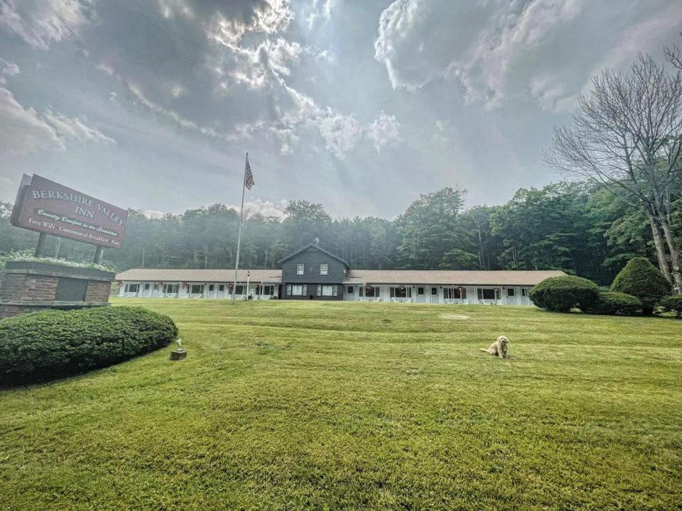 Berkshire Valley Inn North Hancock Bagian luar foto